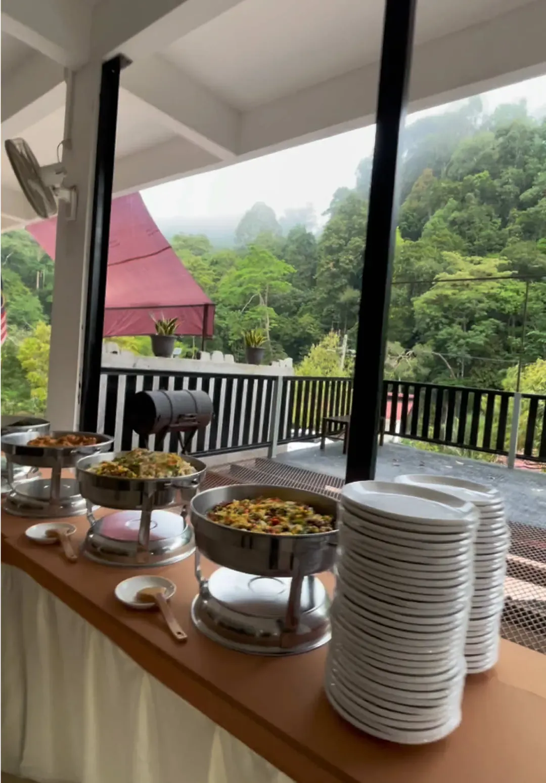 Sarapan disusun di beranda menghadap bukit