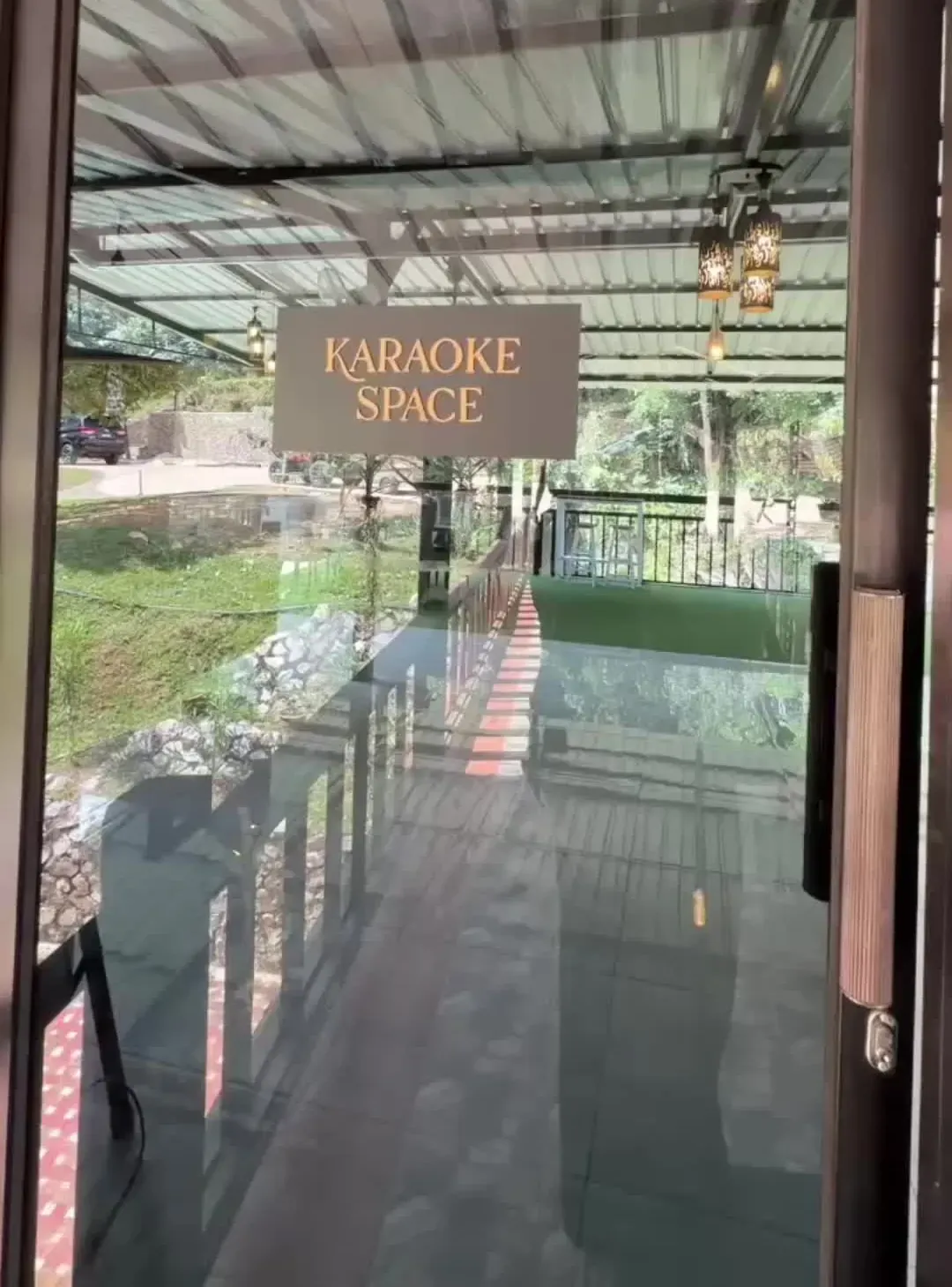 Ruang karaoke Barouk Hut