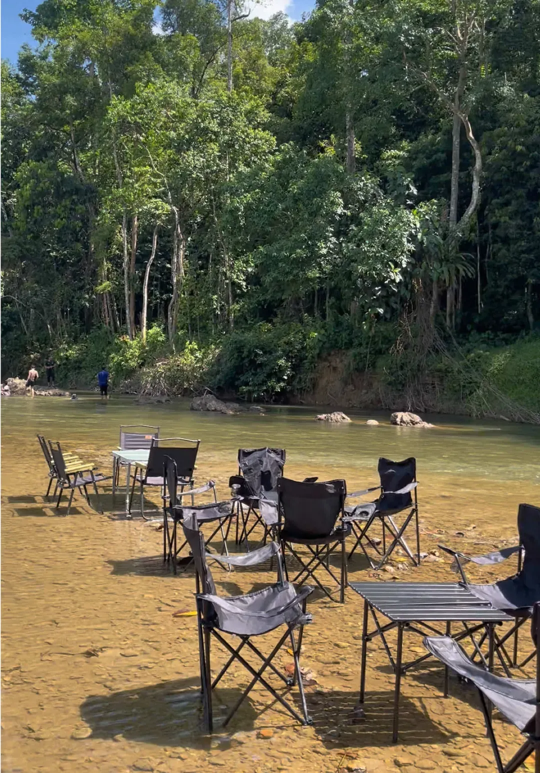 Meja dan kerusi lipat di dalam sungai yang jernih